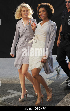 Rachael Taylor e Annie Ilonzeh sul set della nuova serie TV "Charlies Angels' di South Beach Miami Beach, Florida - 16.03.11 Foto Stock