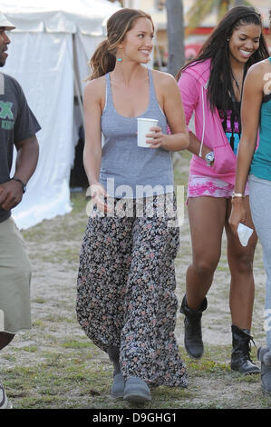 Minka Kelly sul set della nuova serie TV "Charlies Angels' di South Beach Miami Beach, Florida - 16.03.11 Foto Stock