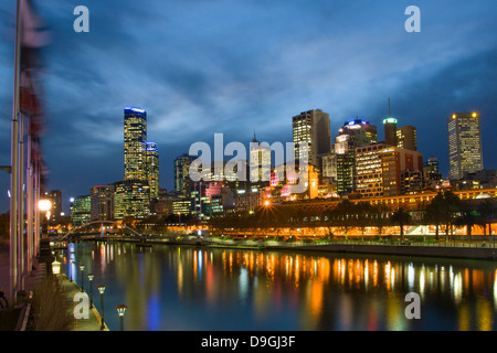 Lo skyline di Melbourne lungo il fiume Yarra al crepuscolo Foto Stock