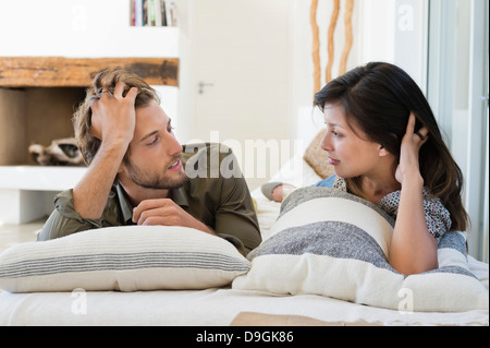 Paio disteso sul letto e guardando ogni altro Foto Stock