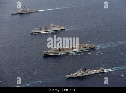 La USS Bunker Hill, INS Shakti, USNS Bridge e INS Ranvir il transito in formazione. Foto Stock