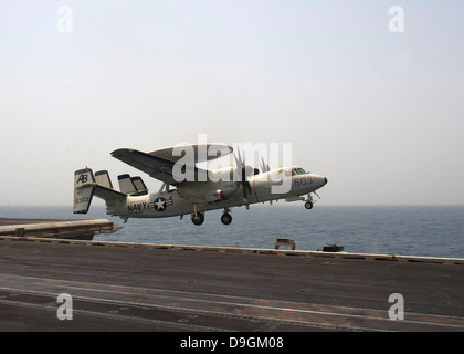 Agosto 15, 2012 - Una E-2C Hawkeye si toglie dal ponte di volo della portaerei USS Enterprise (CVN 65). Foto Stock