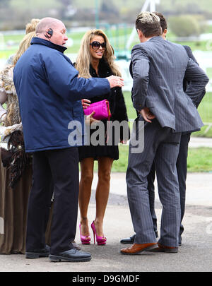 Katie Price, aka Jordan, con riportato il fidanzato Leandro pena arrivare al festival di Cheltenham Cheltenham, Inghilterra - 18.03.11 Foto Stock