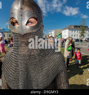 Indossare armor durante un festival estivo a Reykjavik, Islanda Foto Stock