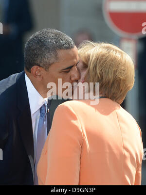 Berlino, Germania. 19 giugno 2013. Il Presidente Usa Barack Obama (L) abbraccia il Cancelliere tedesco Angela Merkel (CDU) nella parte anteriore della porta di Brandeburgo a Pariser Platz a Berlino, Germania, 19 giugno 2013. Foto: Marcus Brandt/dpa /dpa/Alamy Live News Foto Stock