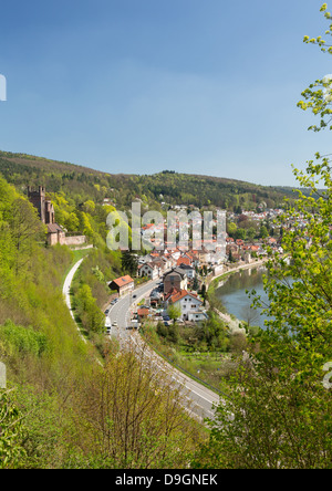 Rovine dell antico castello Mittelburg sulla collina sopra Neckarsteinach sul fiume Neckar nella Germania meridionale Foto Stock