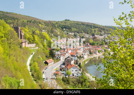 Rovine dell antico castello Mittelburg sulla collina sopra Neckarsteinach sul fiume Neckar nella Germania meridionale Foto Stock