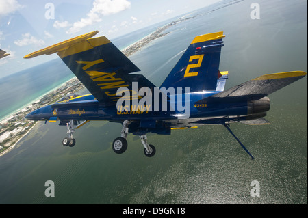 Un'F/A-18 Hornet di blu e di angeli in volo sopra la spiaggia di Pensacola, Florida. Foto Stock