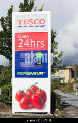 Negozio Tesco firmare all'entrata del negozio a Glossop vicino Wrens Nest retail park. Vicino-record dei prezzi della benzina visualizzati. Foto Stock