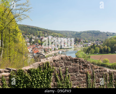 Rovine dell antico castello Mittelburg sulla collina sopra Neckarsteinach sul fiume Neckar nella Germania meridionale Foto Stock