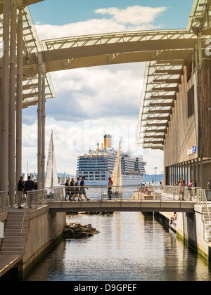 Porto di Oslo e la nave di crociera con Astrup Fearnley Museet Museo di Arte Moderna (R), Norvegia, Europa Foto Stock