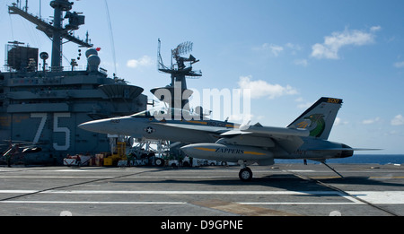 Oceano atlantico, luglio 18, 2012 - Un EA-18G Growler terre a bordo della portaerei USS Harry Truman. Foto Stock