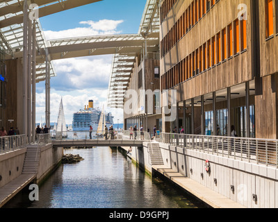 Oslo, Norvegia - il porto e la nave di crociera con Astrup Fearnley Museet Museo di Arte Moderna (R) Foto Stock