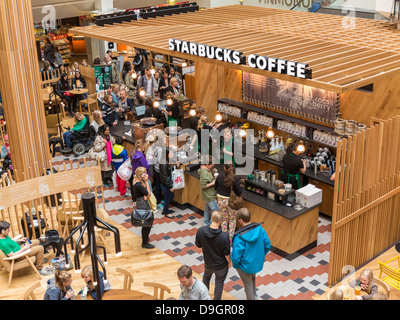 Caffetteria Starbucks in un centro commerciale in Norvegia Foto Stock