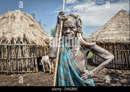 Ritratto di una vecchia donna Mursi con ornamenti tipici, valle dell'Omo, Etiopia Foto Stock