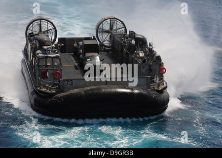 Una Landing Craft Air Cushion si prepara a entrare il bene del ponte della USS Essex. Foto Stock