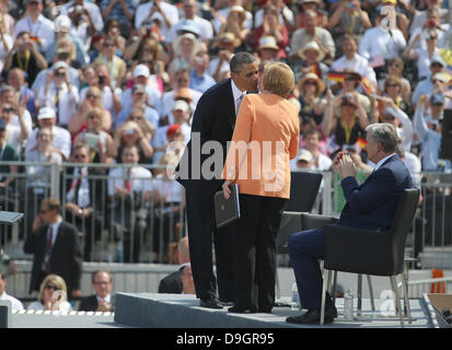 Berlino, Germania. 19 giugno 2013. Il Presidente Usa Barack Obama (L) abbraccia il Cancelliere tedesco Angela Merkel (CDU) accanto a Berlino Mayer Klaus Wowereit (R) nella parte anteriore della porta di Brandeburgo a Pariser Platz a Berlino, Germania, 19 giugno 2013. Foto: Annibale/dpa /dpa/Alamy Live News Foto Stock