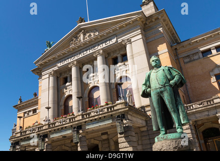 Il Teatro Nazionale, Oslo, Norvegia con statua dello scrittore Bjornstjerne Bjornson Foto Stock