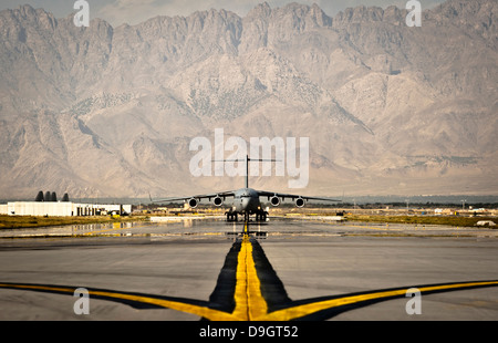 Settembre 25, 2012 - Una C-17 Globemaster III taxi al proprio posto di parcheggio a Bagram Airfield, Afghanistan. Foto Stock