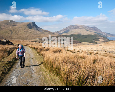 Sul Rhyd Ddu percorso Snowdon, con Y Garn, la cresta Nantlle e di Mynydd Mawr in vista in background Foto Stock