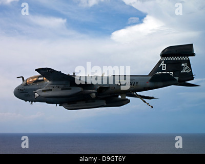 Mare Arabico, 15 Ottobre 2012 - Un EA-6B Prowler vola sopra la portaerei USS Enterprise. Foto Stock