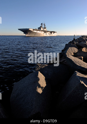 2 novembre 2012 - multipurpose Amphibious Assault nave USS Bataan (LHD 5) arriva alla stazione navale Mayport, Florida. Foto Stock