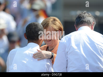 Berlino, Germania. 19 giugno 2013. Il Presidente Usa Barack Obama (L) abbraccia il Cancelliere tedesco Angela Merkel (CDU) nella parte anteriore della porta di Brandeburgo a Pariser Platz a Berlino, Germania, 19 giugno 2013. Accanto alla è sindaco di Berlino Klaus Wowereit (r, SPD). Foto: Marcus Brandt/dpa /dpa/Alamy Live News Foto Stock