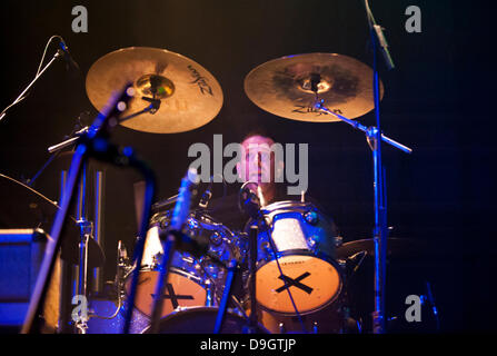 Manchester, Regno Unito. Il 18 giugno 2013. Band alternative rock gli allevatori al Ritz, Manchester, Regno Unito il 18 giugno 2013. Il batterista Jim Macpherson. Credito: John Bentley/Alamy Live News Foto Stock