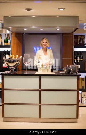 Ritratto di un barman sorridenti a un contatore Foto Stock
