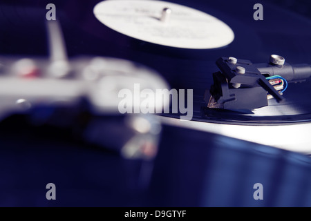 Giradischi player musicale con dischi in vinile. Utile per DJ, nightclub e il tema retro. Foto Stock