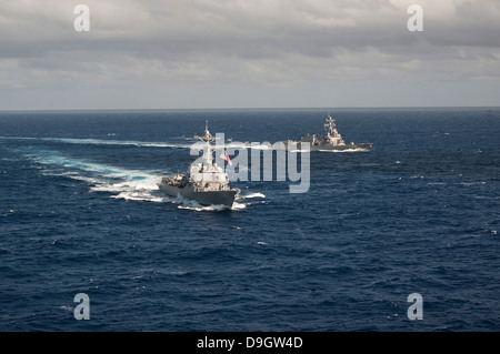 I missili guidati cacciatorpediniere USS Stockdale e USS William Lawrence. Foto Stock