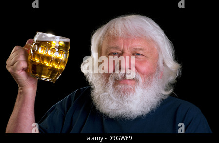 Birra - Senior, uomo barbuto di bere una birra al di fuori del pub Foto Stock