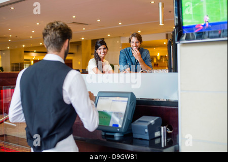 Coppia alla cassa in un ristorante Foto Stock