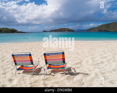 Spiaggia di due sedie vuote su Cinnamon Bay Beach sull'isola caraibica di San Giovanni nelle Isole Vergini Americane Foto Stock