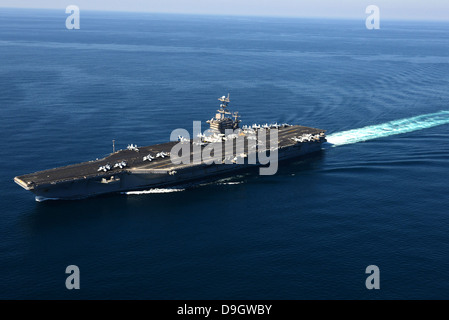 Febbraio 9, 2013 - La portaerei USS John C. Stennis transita il U.S. Quinta Flotta area di responsabilità. Foto Stock