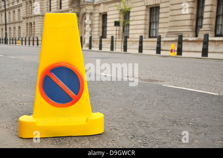 Traffico di colore giallo sul cono vuoto London street. Foto Stock