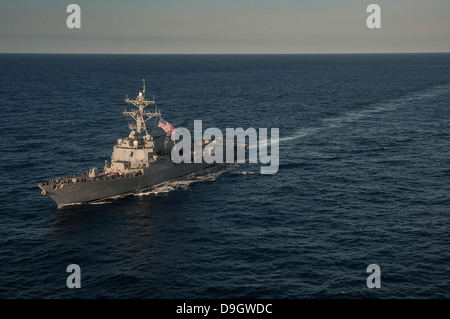 Sul Mare della Cina del Sud, 11 Febbraio 2013 - i marinai uomo le rotaie del Arleigh Burke-class guidato-missile destroyer USS Stockdale. Foto Stock