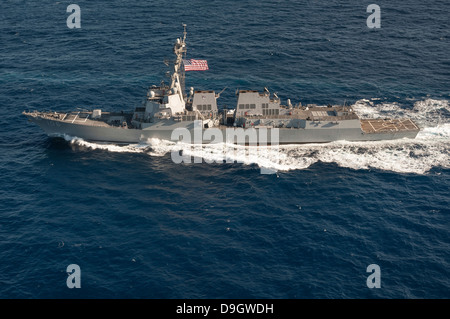 Il Arleigh Burke-class guidato-missile destroyer USS Stockdale. Foto Stock