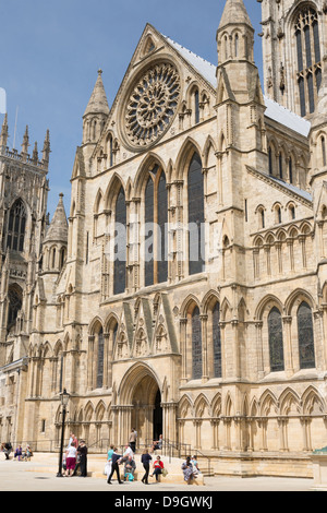 York Minster nuova pavimentazione (2013) al di fuori del transetto sud Foto Stock