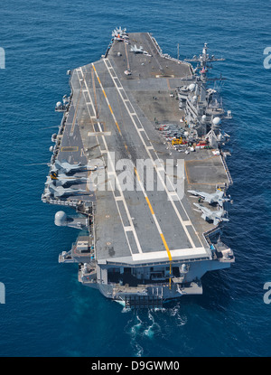 La portaerei USS Carl Vinson nell'Oceano Pacifico. Foto Stock