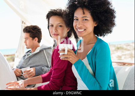 Ritratto di due donne gli amici sorseggiando caffè Foto Stock