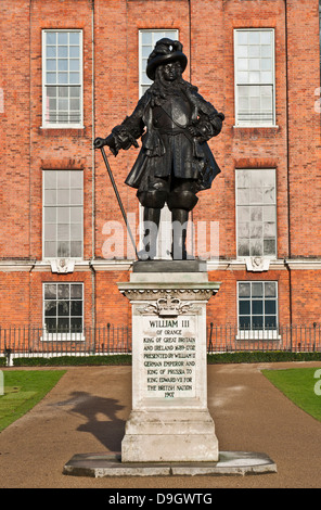 Statua di re Guglielmo III d'Inghilterra fuori Kensington Palace a Londra in Inghilterra Foto Stock