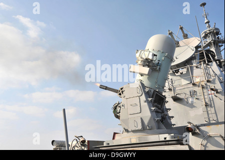 Una falange close-in sistema di armi è sparato a bordo della USS Lassen. Foto Stock