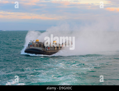 Una Landing Craft Air Cushion transita il oceano Atlantico. Foto Stock