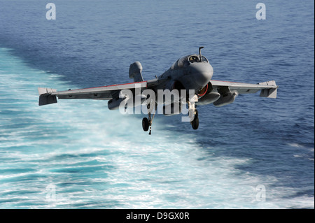 Marzo 17, 2013 - Un EA-6B Prowler terre a bordo della portaerei USS John C. Stennis. Foto Stock