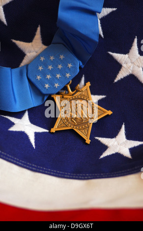 La medaglia d'onore poggia su un flag durante i preparativi per la cerimonia del premio. Foto Stock