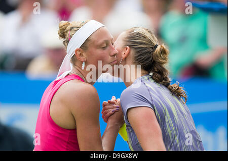 Eastbourne, Regno Unito. Il 19 giugno 2013. Aegon International 2013 - Giorno 5. Yanina Wickmayer del Belgio è congratulato da Petra KVITOVA della Repubblica ceca con un bacio dopo aver vinto la sua partita sul Centre Court. Wickmayer ha vinto la partita in tre set. Credito: Mike francese/Alamy Live News Foto Stock