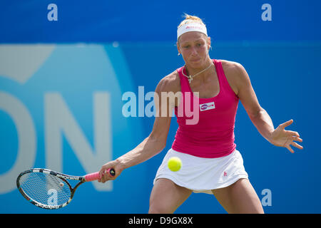 Eastbourne, Regno Unito. Il 19 giugno 2013. Aegon International 2013 - Giorno 5. Yanina Wickmayer del Belgio in azione colpendo una sola mano diretti nella sua partita contro Petra KVITOVA della Repubblica ceca sul Centre Court. Wickmayer ha vinto la partita in tre set. Credito: Mike francese/Alamy Live News Foto Stock