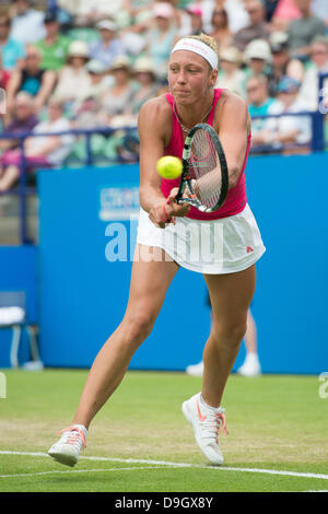 Eastbourne, Regno Unito. Il 19 giugno 2013. Aegon International 2013 - Giorno 5. Yanina Wickmayer del Belgio in azione colpendo un doppio consegnato scritto nella sua partita contro Petra KVITOVA della Repubblica ceca sul Centre Court. Wickmayer ha vinto la partita in tre set. Credito: Mike francese/Alamy Live News Foto Stock