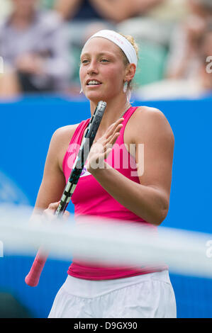 Eastbourne, Regno Unito. Il 19 giugno 2013. Aegon International 2013 - Giorno 5. Yanina Wickmayer del Belgio grazie alla folla dopo la sua partita contro Petra KVITOVA della Repubblica ceca sul Centre Court. Wickmayer ha vinto la partita in tre set. Credito: Mike francese/Alamy Live News Foto Stock